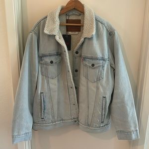 Levi’s Men’s Medium Premium Relaxed Fit Trucker Sherpa Lined Jacket